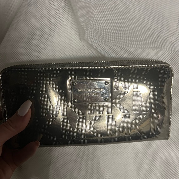 Silver Michael Kors wallet - Picture 1 of 3